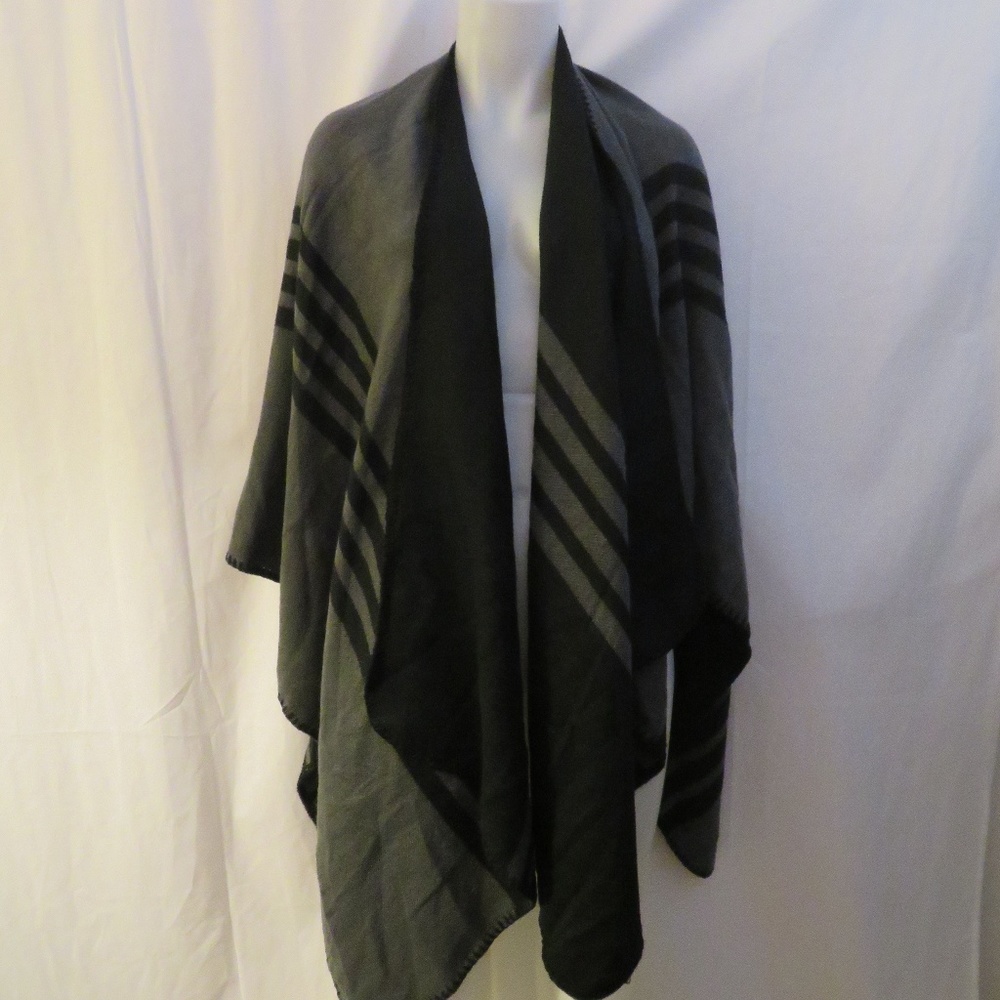 BB DAKOTA  BLACK GRAY CAPE WRAP 58" X 26"